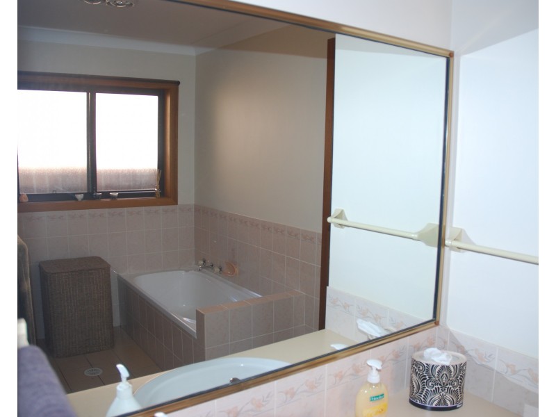 30 Ferntree Drive, Bomaderry NSW 2541