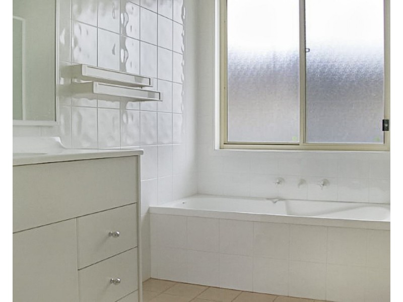 2 Guinea Flower Crescent, Worrigee NSW 2540