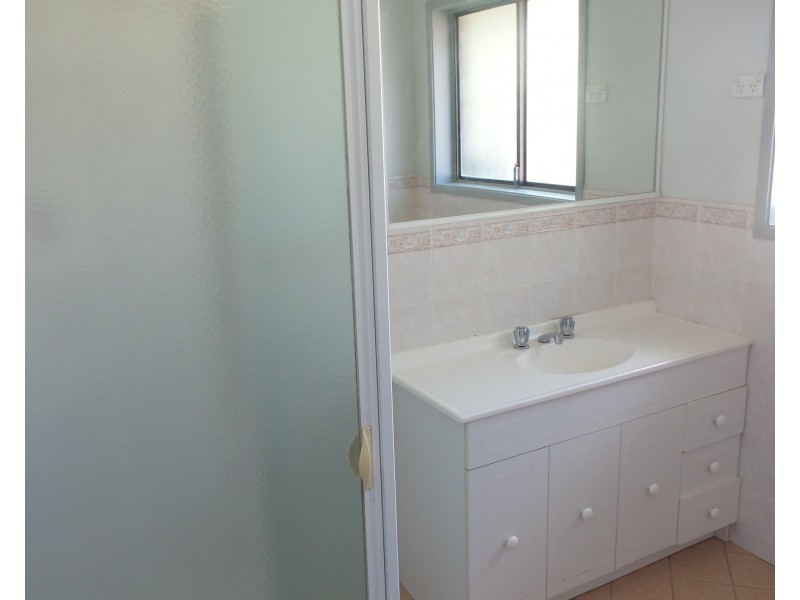 8 Yeovil Drive, Bomaderry NSW 2541