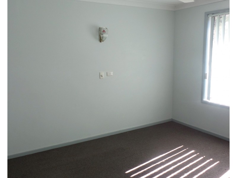 8 Yeovil Drive, Bomaderry NSW 2541