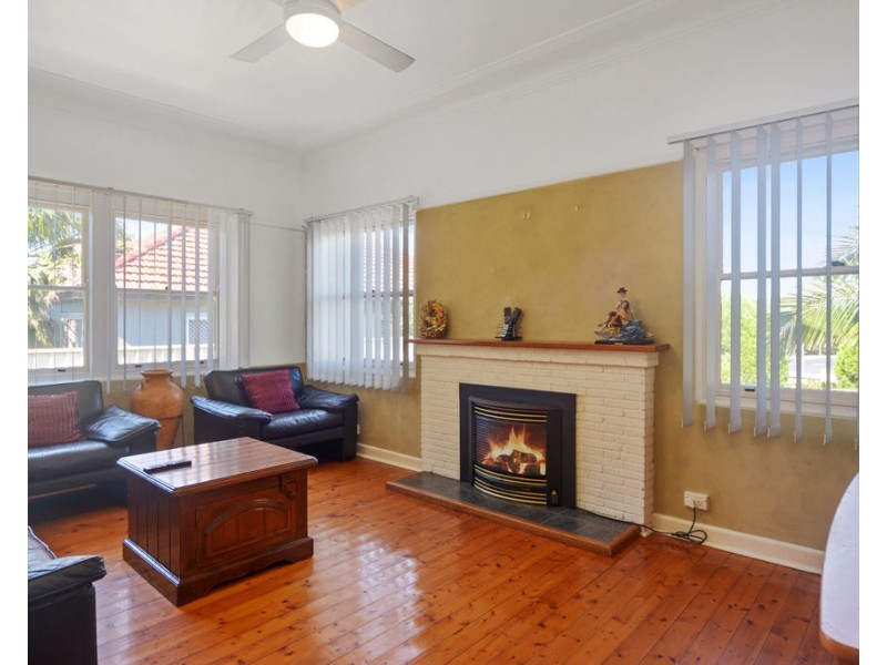 15 Cambewarra Road, Bomaderry NSW 2541