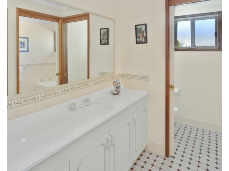 24 Lyndhurst Drive, Bomaderry NSW 2541