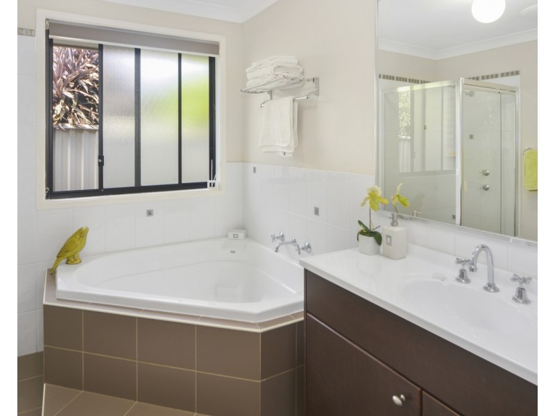 8 Jade Place, Meroo Meadow NSW 2540