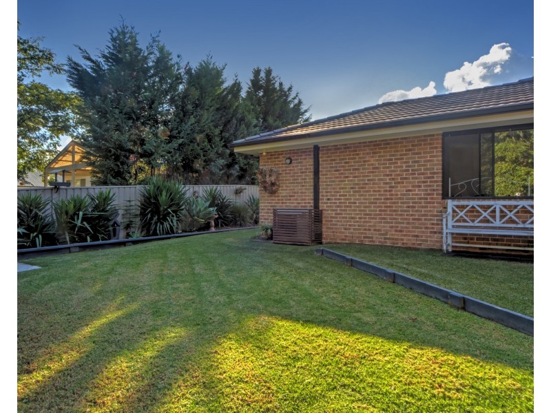 8 Jade Place, Meroo Meadow NSW 2540
