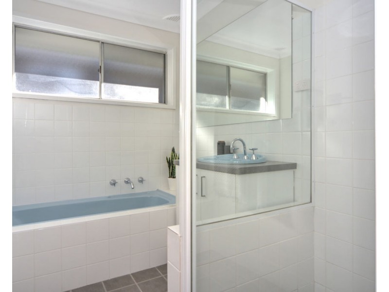 4 Yeovil Drive, Bomaderry NSW 2541