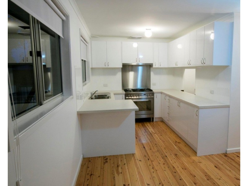 8 Peak Avenue, North Nowra NSW 2541