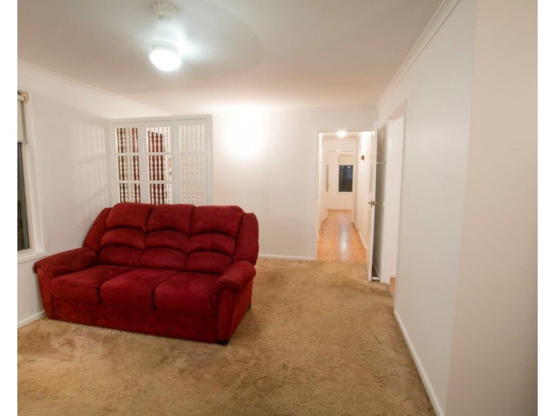 8 Peak Avenue, North Nowra NSW 2541