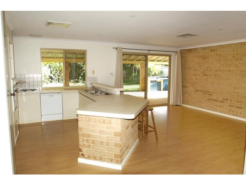 17 Jenniphur Court, Atwell WA 6164