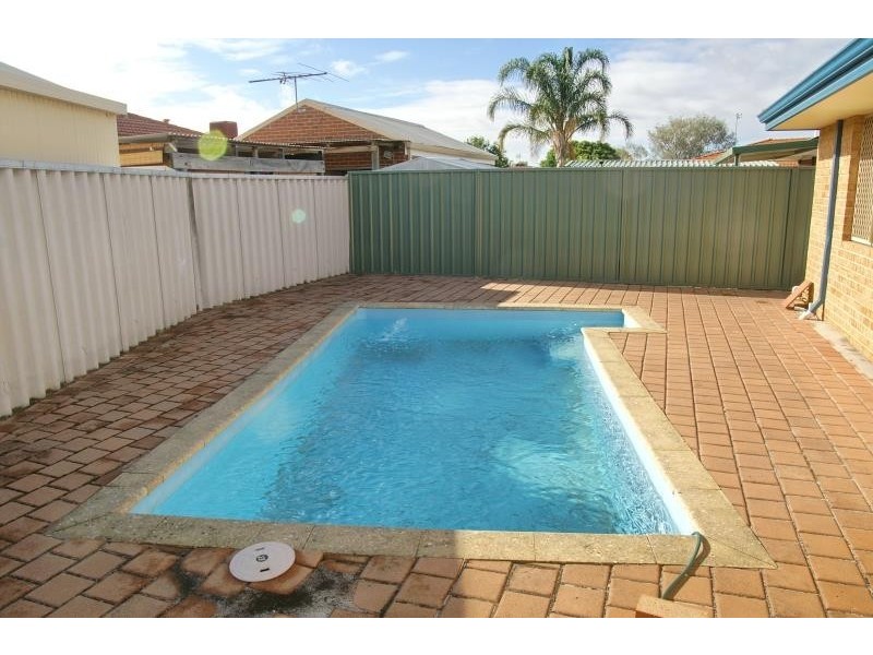 17 Jenniphur Court, Atwell WA 6164