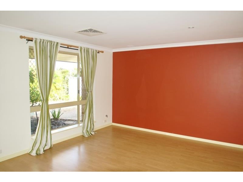 17 Jenniphur Court, Atwell WA 6164