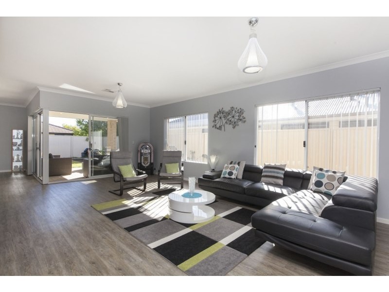 4 Arnside Bend, Waikiki WA 6169