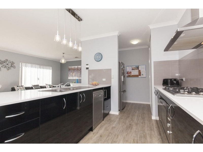 4 Arnside Bend, Waikiki WA 6169
