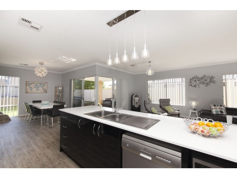 4 Arnside Bend, Waikiki WA 6169