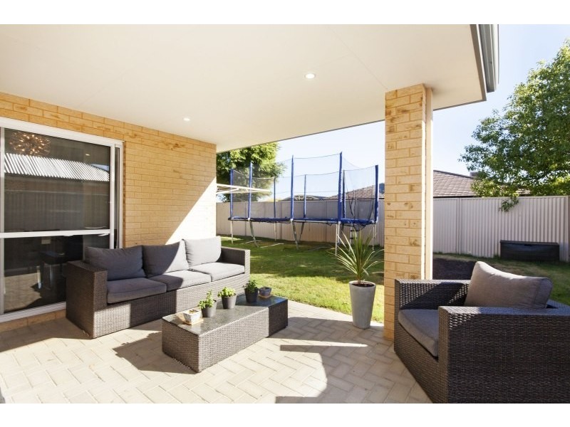 4 Arnside Bend, Waikiki WA 6169