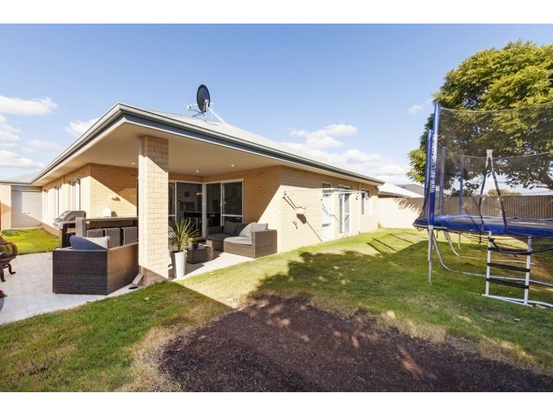 4 Arnside Bend, Waikiki WA 6169