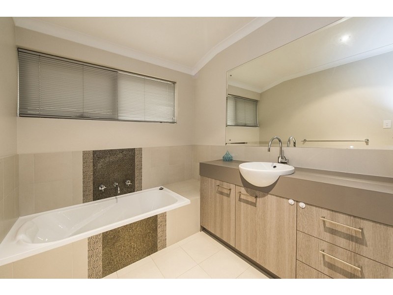 4 Lorne Bend, Secret Harbour WA 6173