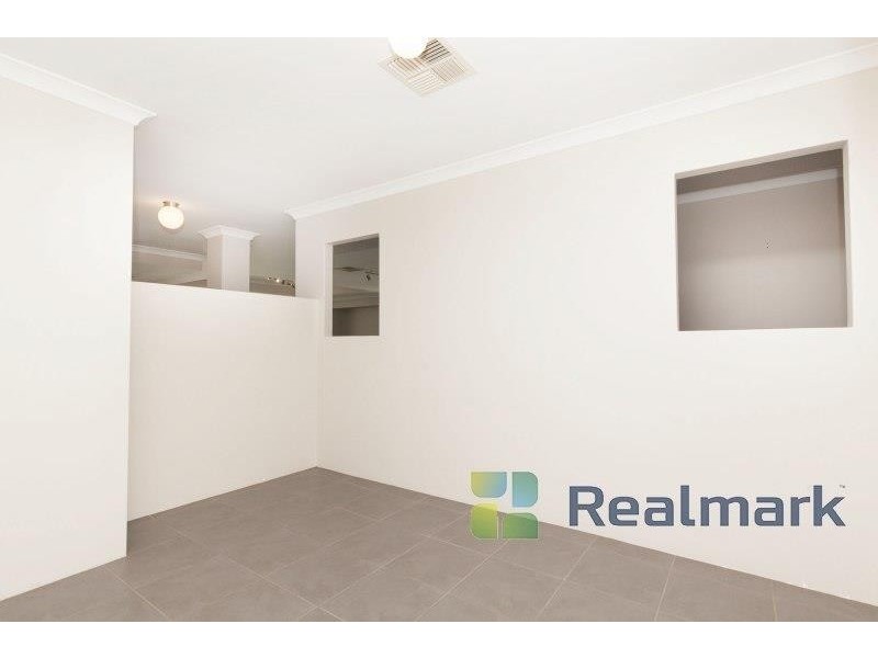 4 Santalum Circus, Halls Head WA 6210