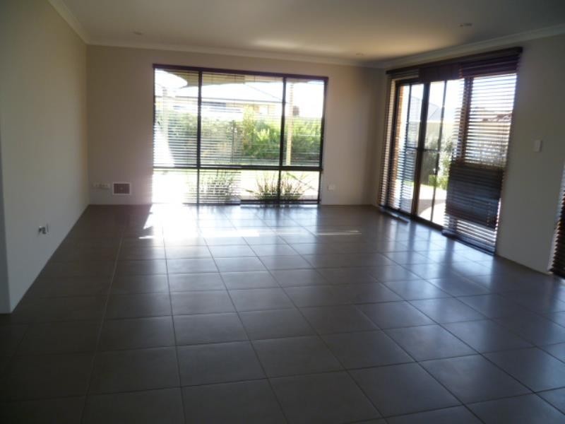 8 Stamford Crescent, Secret Harbour WA 6173