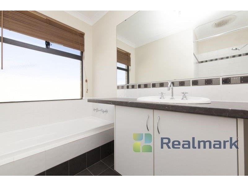 27 Rayner Promonade, Lakelands WA 6180