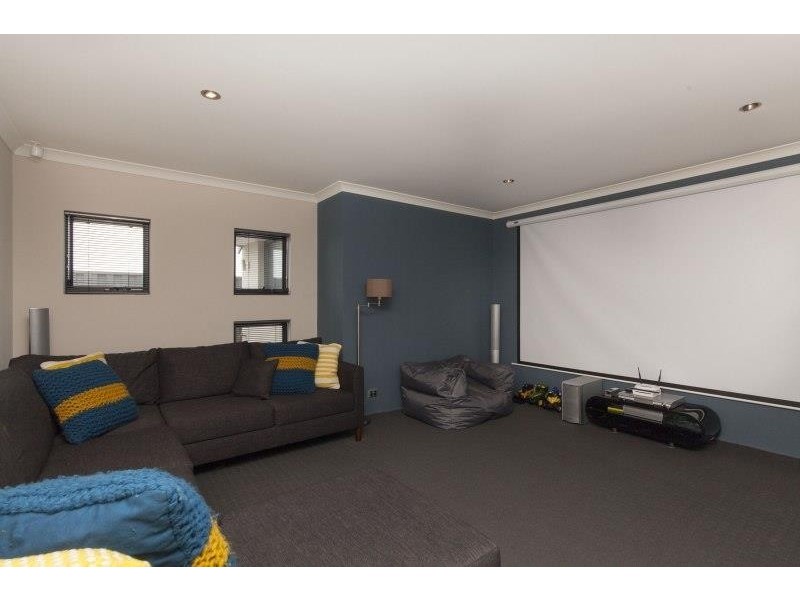 8 Nottely Crescent, Secret Harbour WA 6173