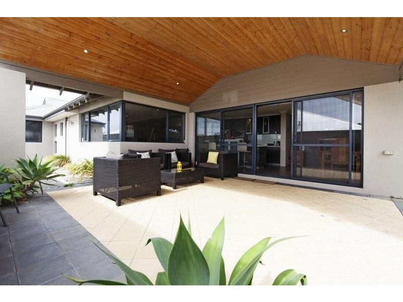 8 Nottely Crescent, Secret Harbour WA 6173