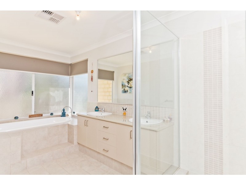 25 Greeson Pwy, Secret Harbour WA 6173