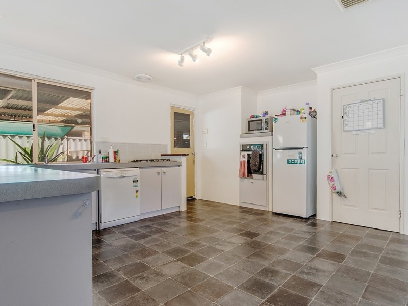 12 Sarah Ann Cres, Warnbro WA 6169