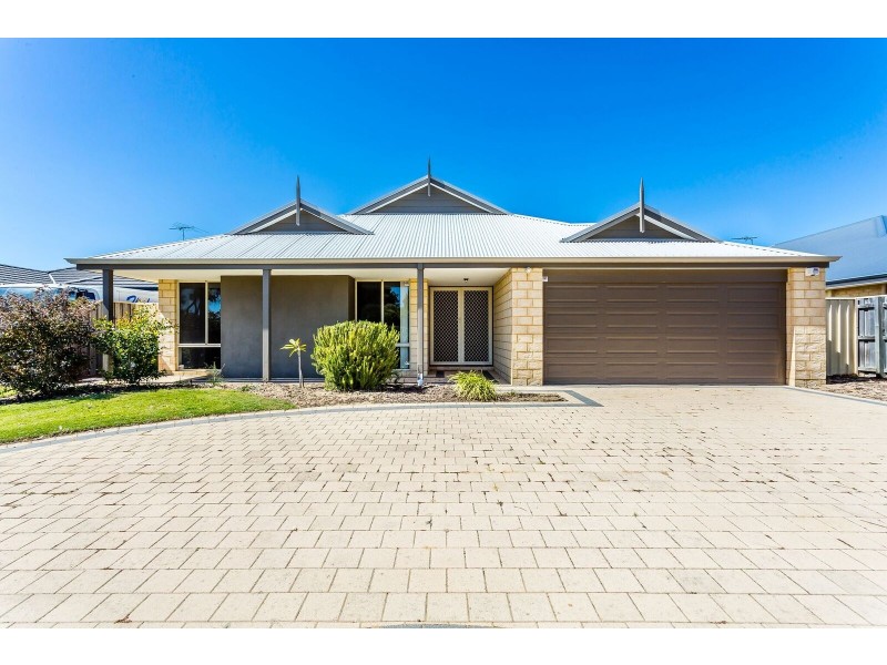 4 Santalum Circus, Halls Head WA 6210