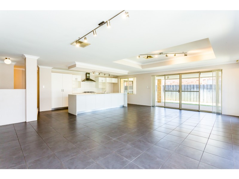 4 Santalum Circus, Halls Head WA 6210