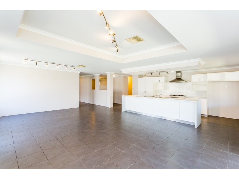 4 Santalum Circus, Halls Head WA 6210