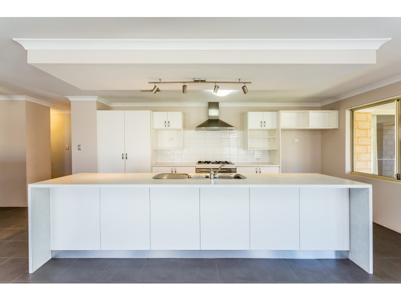 4 Santalum Circus, Halls Head WA 6210