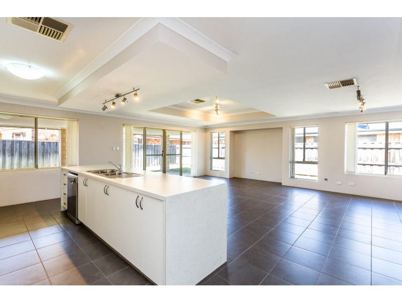 4 Santalum Circus, Halls Head WA 6210