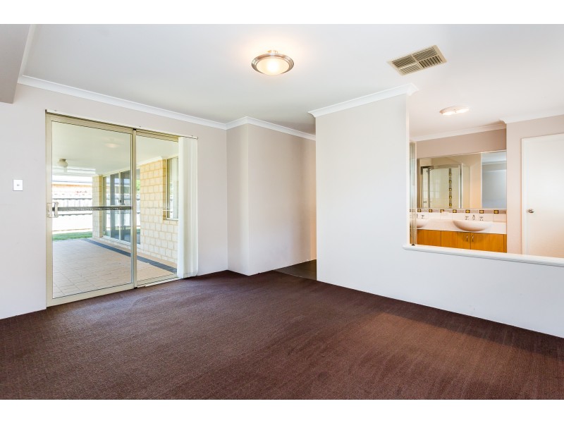 4 Santalum Circus, Halls Head WA 6210