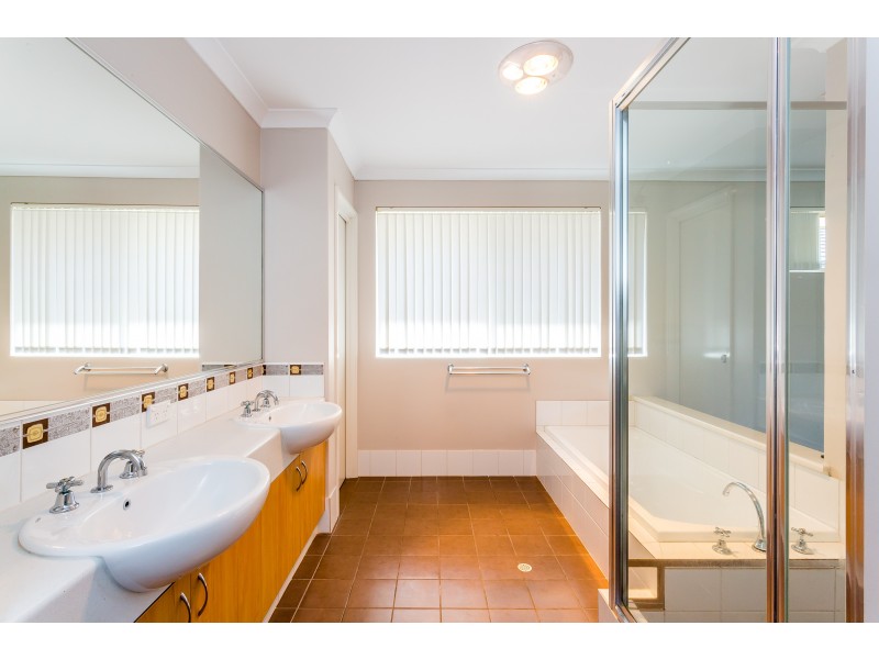 4 Santalum Circus, Halls Head WA 6210