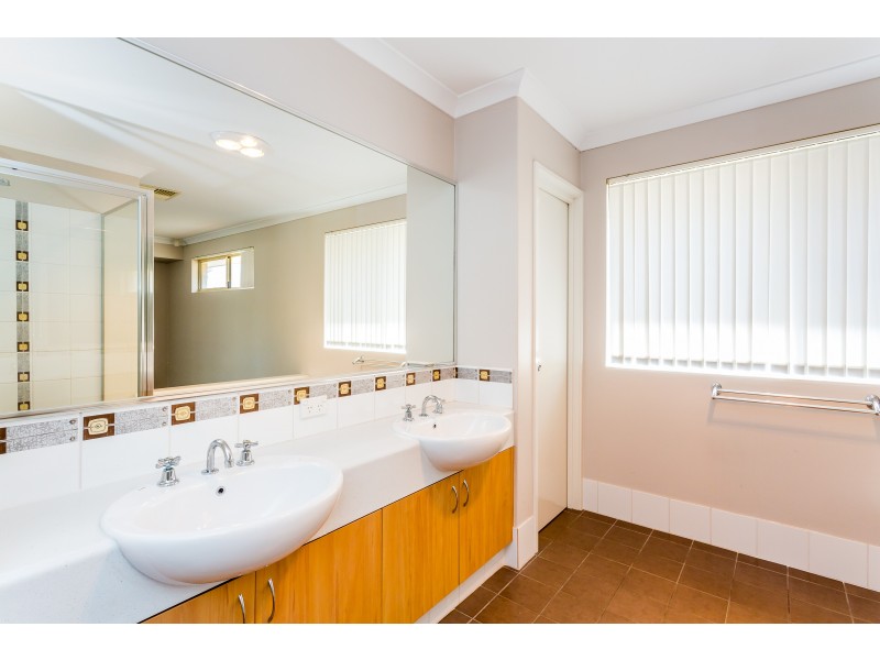 4 Santalum Circus, Halls Head WA 6210