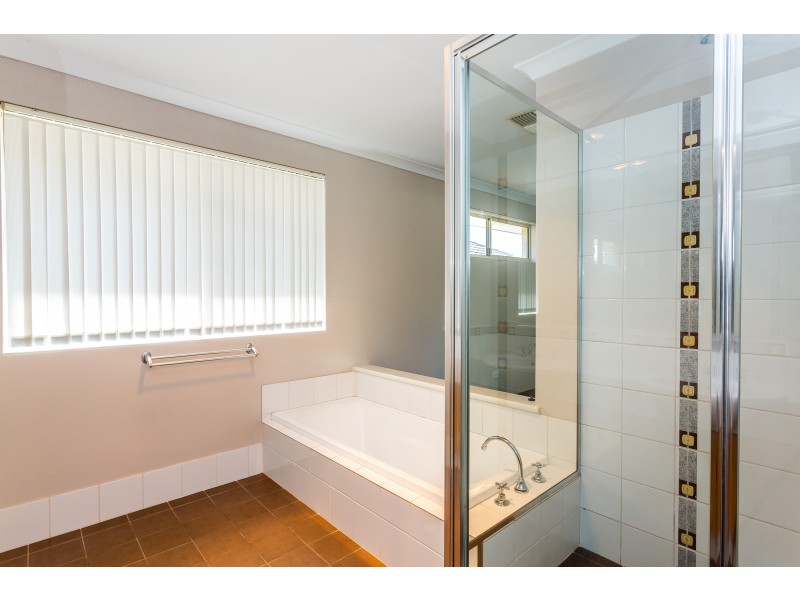 4 Santalum Circus, Halls Head WA 6210