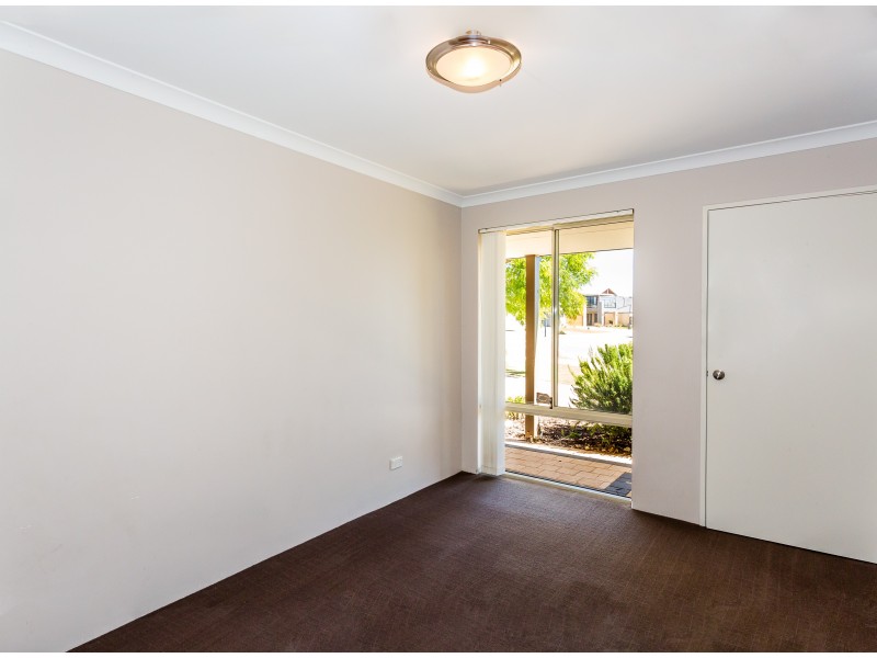 4 Santalum Circus, Halls Head WA 6210