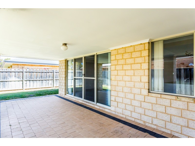 4 Santalum Circus, Halls Head WA 6210