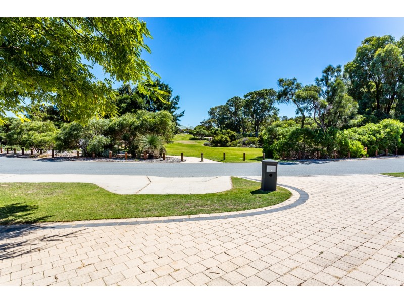 4 Santalum Circus, Halls Head WA 6210