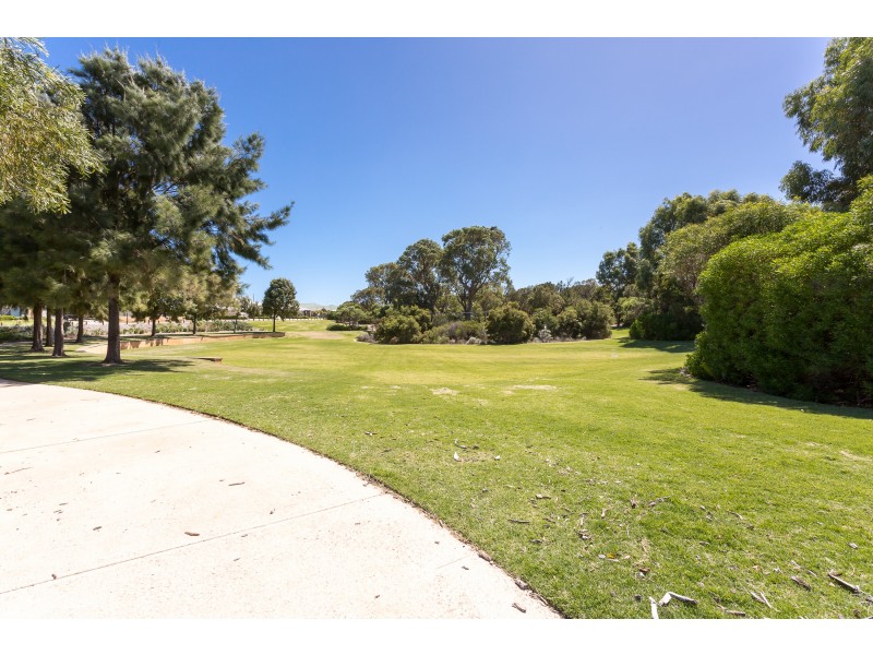 4 Santalum Circus, Halls Head WA 6210