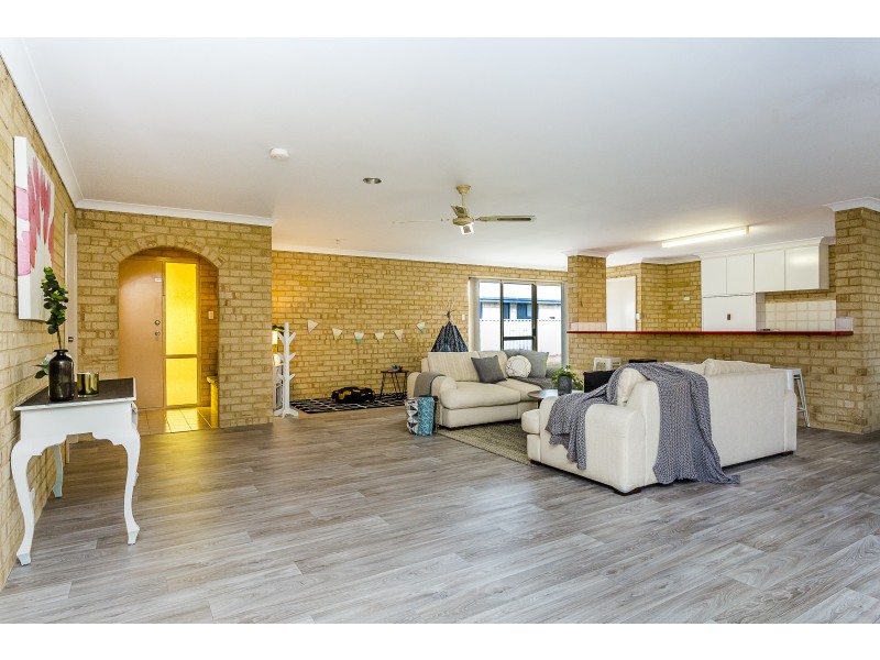 12 Woodlands Road, Golden Bay WA 6174