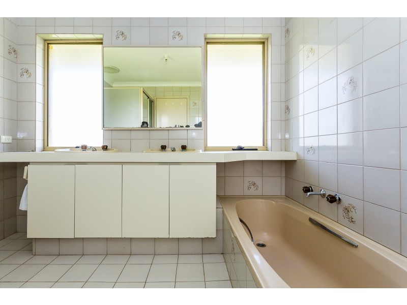 12 Woodlands Road, Golden Bay WA 6174