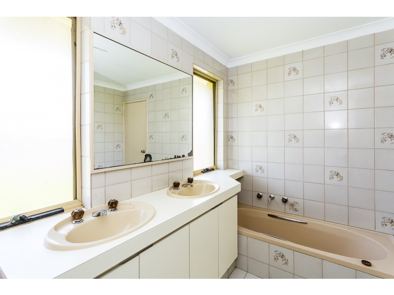 12 Woodlands Road, Golden Bay WA 6174