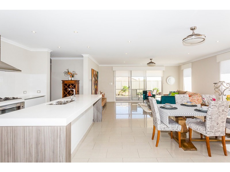 11 Loretta Parkway, Lakelands WA 6180