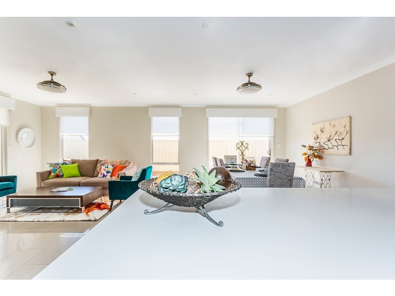 11 Loretta Parkway, Lakelands WA 6180