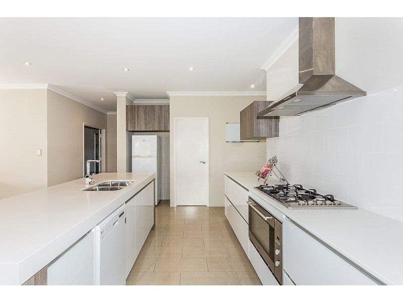 11 Loretta Parkway, Lakelands WA 6180