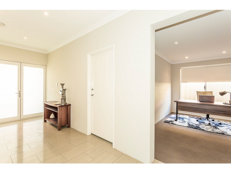 11 Loretta Parkway, Lakelands WA 6180