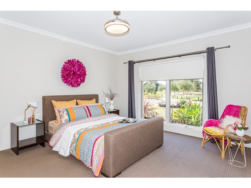 11 Loretta Parkway, Lakelands WA 6180