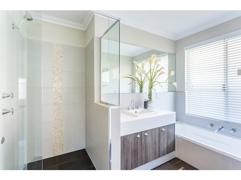 11 Loretta Parkway, Lakelands WA 6180