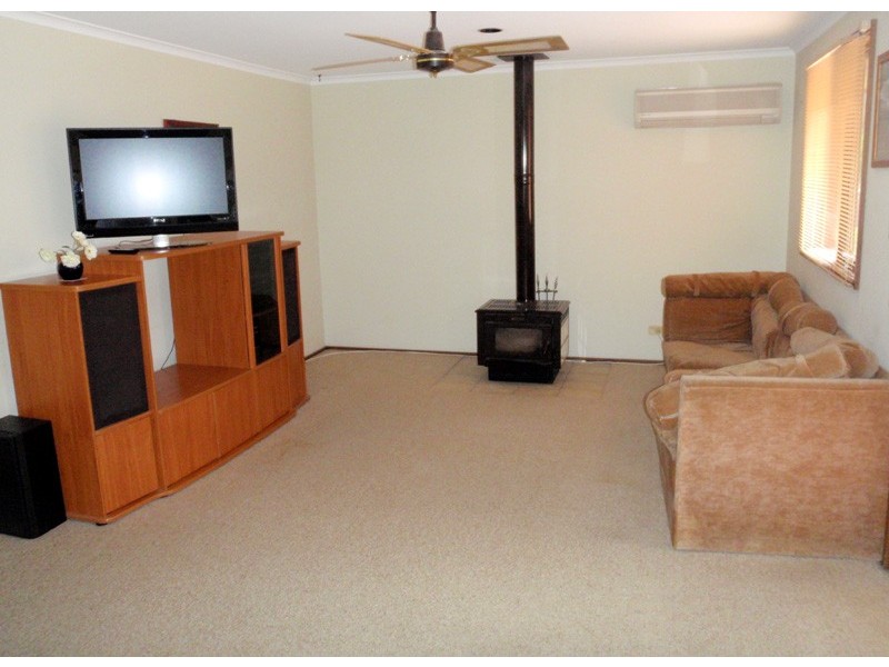 8 Griffiths Ave, Medowie NSW 2318